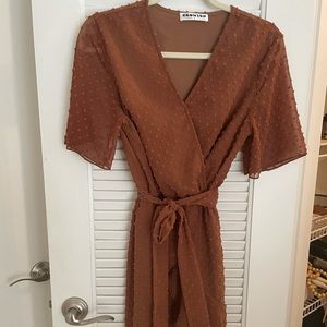 V neck short sleeve polka dot textured dress